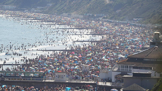 الجارديان: آلاف البريطانيين توجهوا للشواطئ رغم  كورونا وضرورة التباعد الاجتماعي 