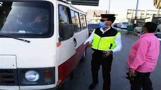  خلال 24 ساعة.. إتخاذ الإجراءات القانونية تجاه 2621 سائق نقل جماعى لعدم الإلتزام بإرتداء الكمامات
