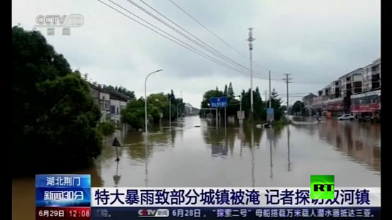  فيديو .. فيضانات عنيفة تضرب مقاطعة هوبي الصينية ورجال الطوارئ يحاولون إنقاذ الناس 