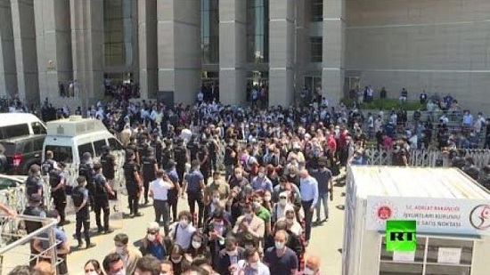 فيديو .. احتجاج آلاف المحامين في اسطنبول ضد خطة لحكومة أردوغان : تهدف لإسكات المعارضة
