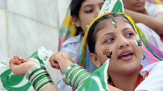 فتاة باكستانية ترتدي زيا تقليديا (صورة تعبيرية)
