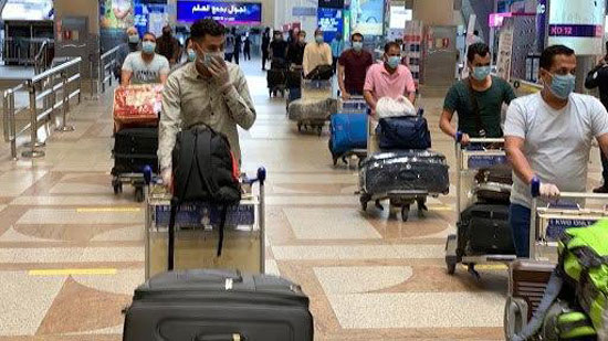  وصول 6 رحلات طيران تقل 930 عاملا مصريا من العالقين بالكويت