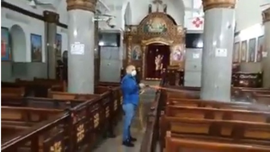 مصر الجميلة  ... بالفيديو مصليين أنهوا صلاة العشاء وقاموا بتعقيم الكنائس بأبو قرقاص
