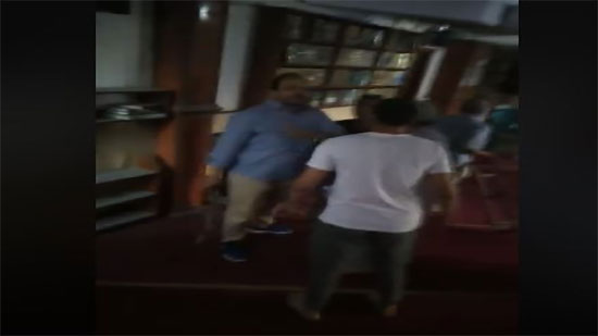 لقطة من فيديو خناقة بالعصا داخل أحد المساجد بالمعادى