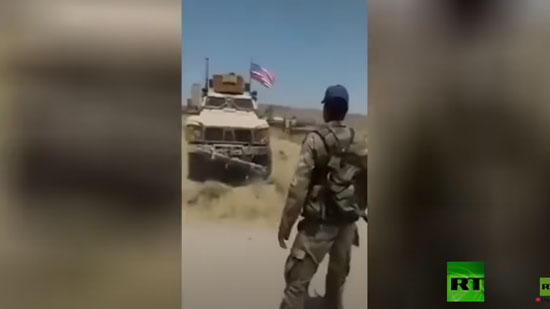 فيديو.. جندي سوري يهدد جندي أمريكي بحرق دوريته 