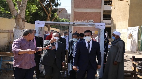  نائب محافظ قنا يتابع استعدادات لجان إمتحانات الثانوية العامة بمدينة فرشوط 