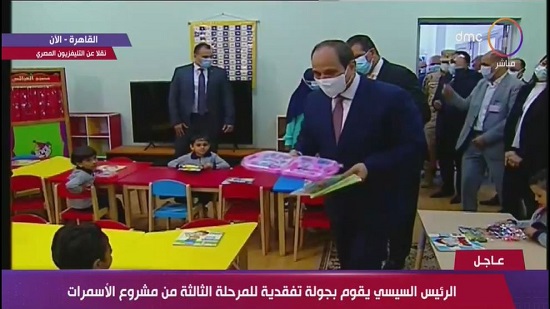 . الرئيس يهدي أطفال الأسمرات هدايا 