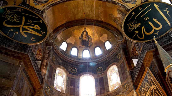مآذن على أنقاض الأجراس.. حكايات دور العبادة الحائرة بين المساجد والكنائس