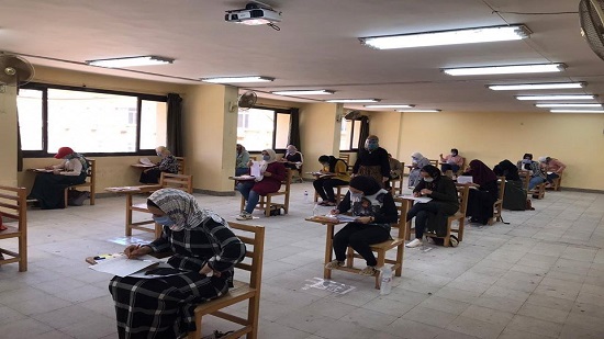 بالصور ... طلاب جامعة الإسكندرية يواصلون أداء امتحاناتهم وسط إجراءات احترازية مشددة
