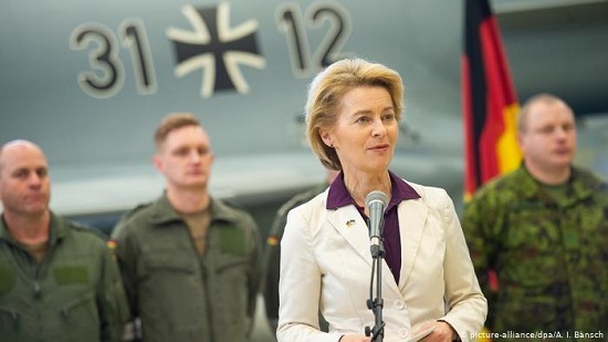  أورسولا فون دير لاين  وزيرة الدفاع الألمانية