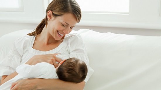 هل ينتقل كورونا من لبن الأم للطفل أثناء الرضاعة الطبيعية؟ .. الصحة تجيب