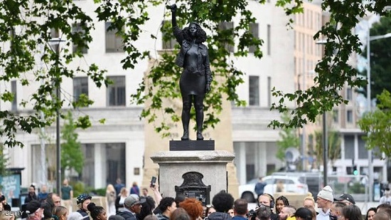 تمثال المتظاهرة السوداء يصمد يوما واحدا فقط قبل إزالته