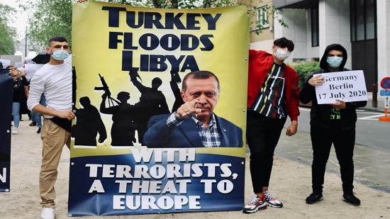  متظاهرون ينددون بالإرهاب التركي في ليبيا  
