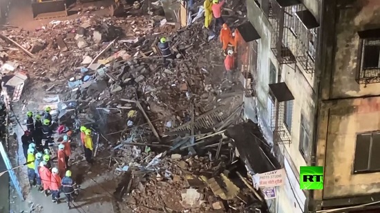  فيديو .. انهيار بنايتين في الهند وسقوط ضحايا 
