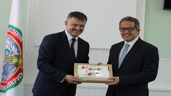 وزير السياحة والآثار يلتقى مع وزير الرياضة والسياحة البيلاروسي
