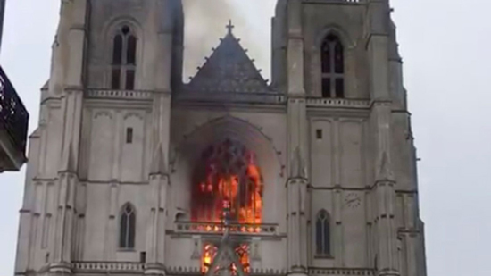  حريق داخل كنيسة نانت الفرنسية و نشتبه بعمل إجرامي في الواقعة