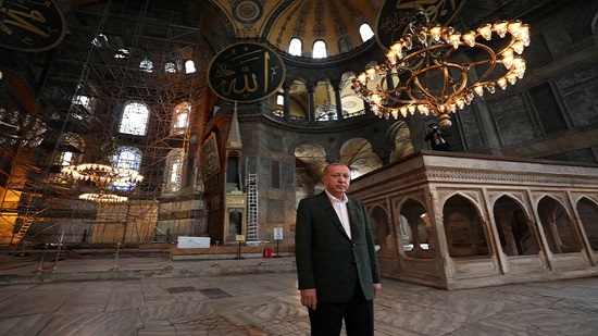 بالصور.. أردوغان يتحدى العالم ويزور آيا صوفيا بالحذاء رغم تحويله إلى مسجد
