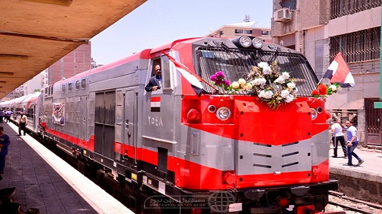  بالصور : محافظ أسيوط يشهد انطلاق إحدى القطارات الجديدة عالية المستوى بمحطة السكة الحديد
