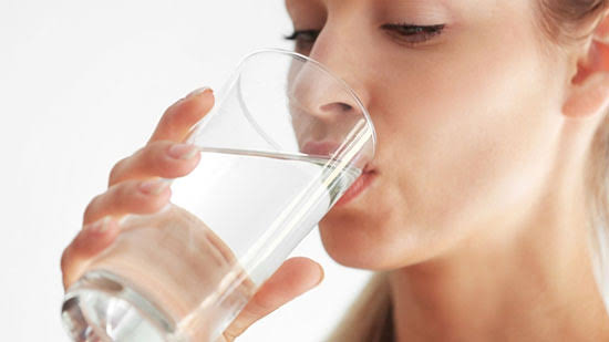 خبيرة تغذية: الماء الوفير فى الصيف يمنحك الطاقة وينقص وزنك ويحمي من الجفاف
