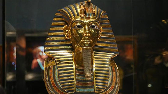 سفيرة مصر تهدي مستنسخ من قناع توت عنخ أمون  للمتحف الوطني للبوسنة والهرسك