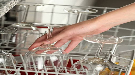 هل يجب غسل الصحون قبل وضعها في غسالة الأطباق؟
