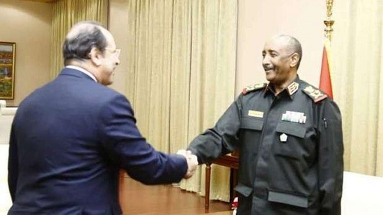  عاجل.. رئيس المخابرات يلتقي رئيس مجلس السيادة الانتقالي السوداني بالخرطوم
