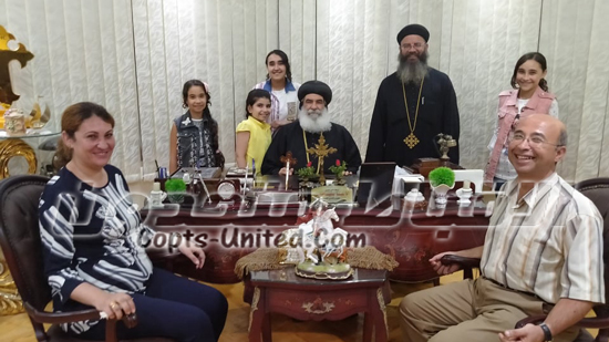  بالصور :رانيا عبد المسيح واسرتها تحتفل مع الانبا بنيامين بعيد تجليسه ال 44 