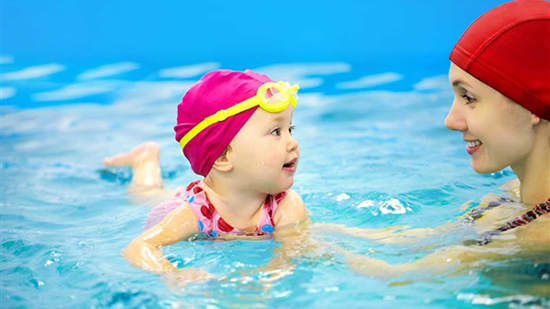 لأول مرة بشرم الشيخ.. تدريب الأطفال الرضع على السباحة
