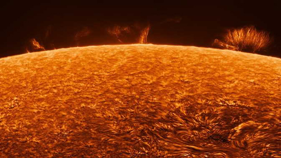 رياح شمسية تضرب الأرض بسرعة 2.1 مليون كيلو متر في الساعة