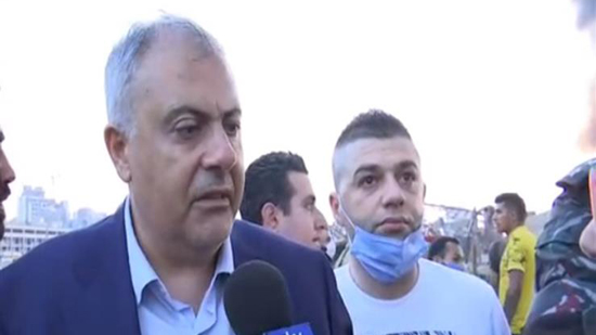 محافظ بيروت يدخل في نوبة بكاء أثناء حديثه عن رجال إطفاء فقدوا بانفجار بيروت (فيديو)