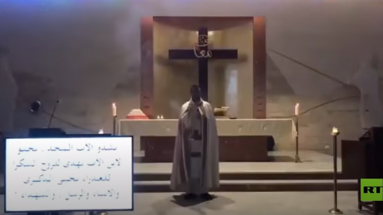  بالفيديو :مشهد مرعب لكاهن تسقط عليه أجزاء من سقف الكنيسة من انفجار بيروت 