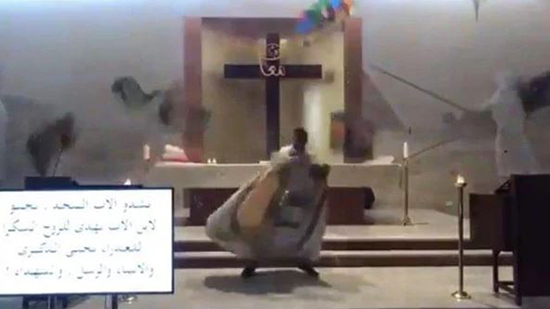 لحظة تدمير انفجار بيروت لكنيسة بداخلها قسيس يؤدي الصلاة.. فيديو