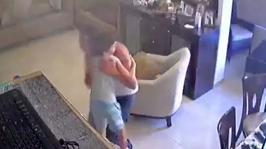 بالفيديو..أب لبناني يحتضن ابنه داخل بيته لحظة وقوع انفجار مرفأ بيروت

