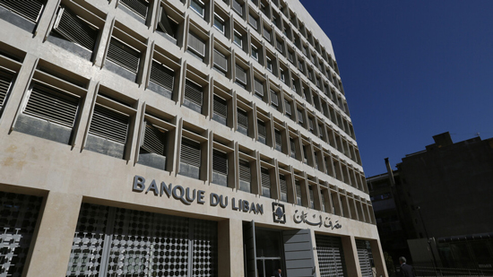 المركزي اللبناني يوجه البنوك بتقديم قروض استثنائية بالدولار للمتأثرين بانفجار بيروت