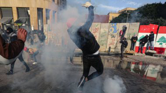 اشتباكات بين الأمن ومتظاهرين بمحيط البرلمان اللبنانى ووقوع إصابات
