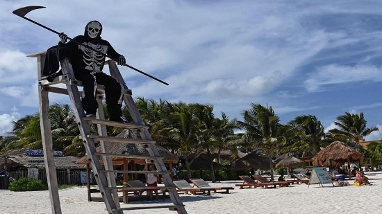 رجل الموت طريقة مبتكرة لإبعاد الناس عن الشواطئ بالمكسيك بسبب كورونا 