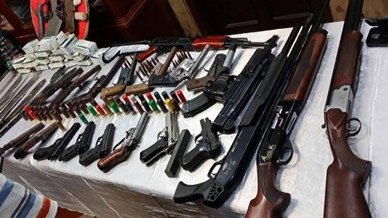 ضبط 38 قطعة سلاح و384 زجاجة خمور فى حملة أمنية بسوهاج
