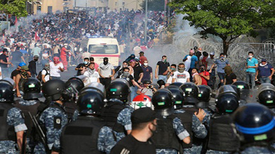  بعد اقتحام الخارجية.. محتجون يقتحمون وزارة الاقتصاد في وسط بيروت