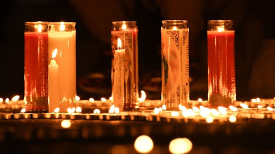 إيقاد الشموع تضامنا على أرواح ضحايا تفجير بيروت