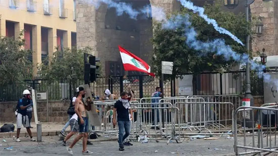 بعد البرلمان والخارجية.. محتجون يقتحمون مقر وزارة الاقتصاد في بيروت