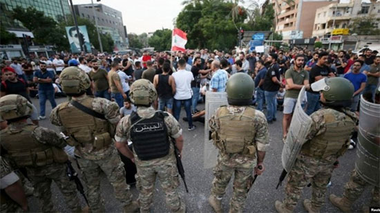 الجيش اللبناني يخرج المتظاهرين من مبنى وزارة الخارجية