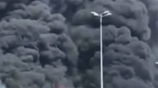 
حريق هائل في صهريج وقود على طريق الجهراء بالكويت
