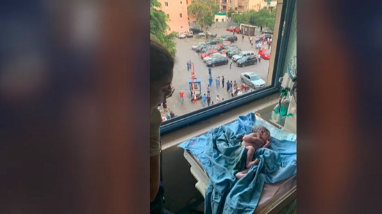 امرأة تنجب مولودها لحظة انفجار بيروت