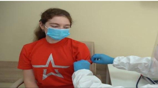  شاهد ابنة بوتين تتلقي اللقاح الجديد ضد كورونا
