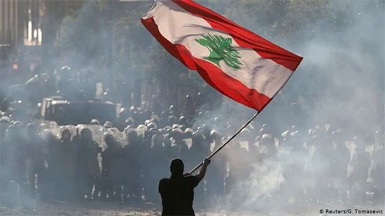 
مظاهرات عند مدخل مرفأ بيروت.. المحتجون يطالبون بتنحي الرئيس اللبناني والبرلمان
