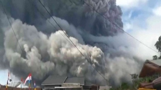 فيديو .. لحظة انفجار بركان ضخم وانتشار سحابة هائلة في إندونيسيا