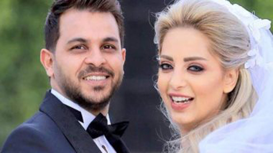 المطرب محمد رشاد ينفصل عن زوجته المذيعة مى حلمى ويحذف صورها