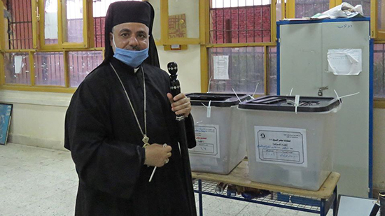 الأنبا عمانوئيل عياد يدلي بصوته في انتخابات مجلس الشيوخ 