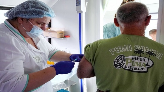 طبيب روسي يحذر من تناول المشروبات الكحولية يوم التطعيم