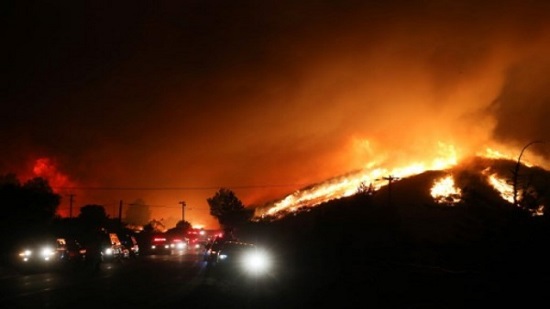 إخلاء المنازل في كاليفورنيا عقب حريق غابات هائل